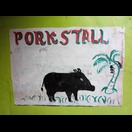 So ähnlich wie auf diesem Hinweisschild sehen die meist freilaufenden Schweine hier wirklich aus